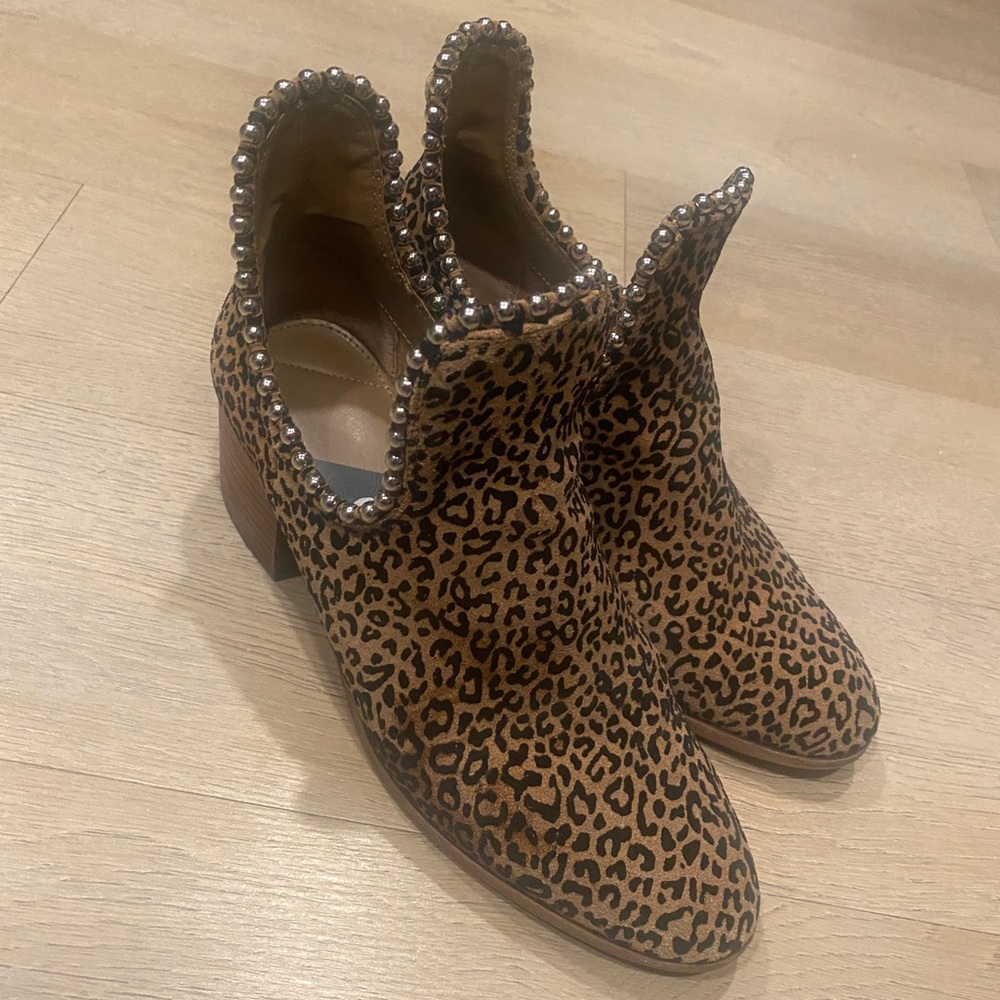 GB LEOPARD PRINT BOOTIE STUDDED 9 9W